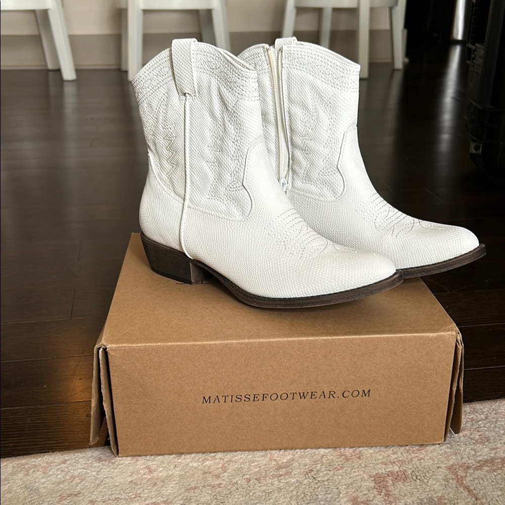 Matisse White Heeled Boots with Sleek Western Design